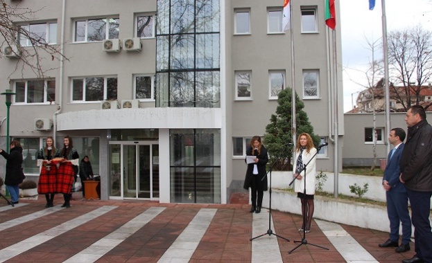 Зам министър Деница Николова откри реновираната сграда на Община Сандански Над
