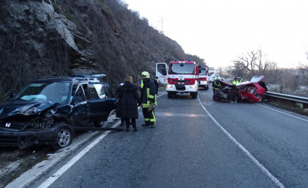 Трима души са ранени при челен сблъсък между лек автомобил