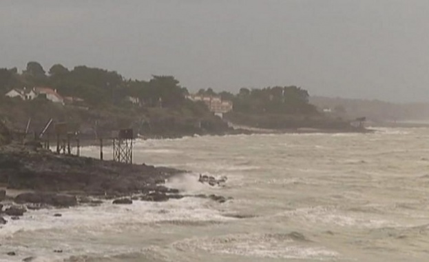 Бурята Кармен настъпва към Югоизточна Франция и днес се очаква