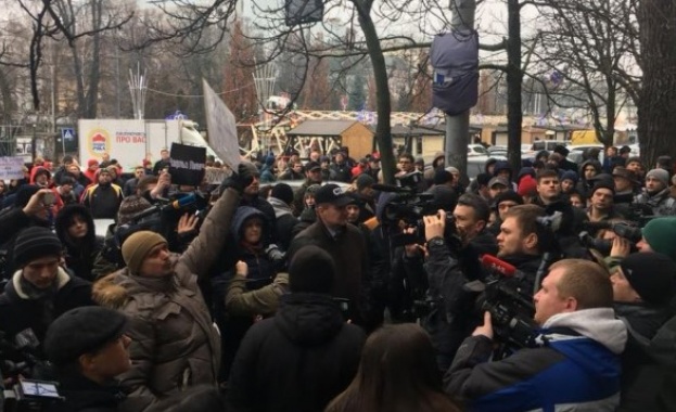 Над 200 души се събраха на протест пред сградата на