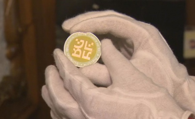 Стотици любители на нумизматиката чакат на опашка пред БНБ за