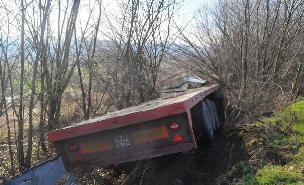 Тежкотоварен камион катастрофира самостоятелно на пътя Бургас Средец в близост