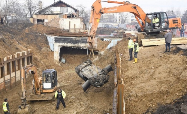 Лек автомобил Форд Фиеста падна в 10-метров изкоп за метрото