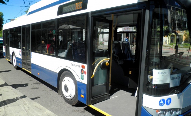 Трима души са пострадали при катастрофа между лек автомобил и