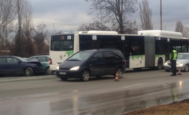 Серия от катастрофи станаха тази сутрин на столичния бул Рожен