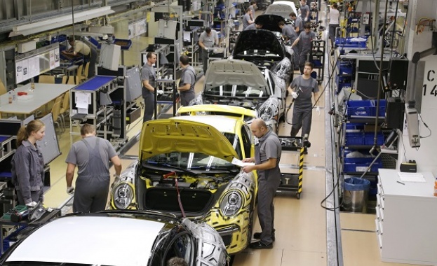 Работници в германския автомобилен производител Porsche заедно с германският синдикат