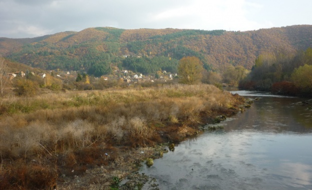 Полицейските екипи които участват в издирването на обвинения за шесторното