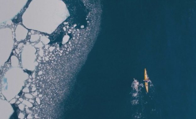 Природозащитник преплува един километър в опасните води на Северния ледовит