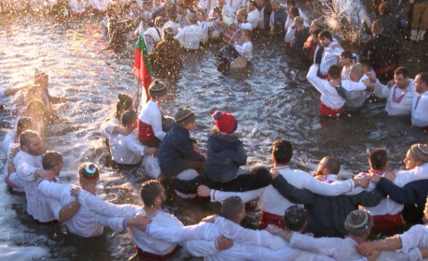 И тази година на Богоявление Йордановден Калофер се събуди под