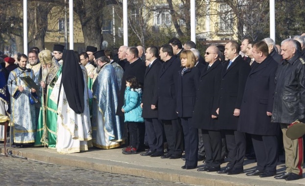 Измолвайки Божията благодатна помощ и закрила над нашето войнство и