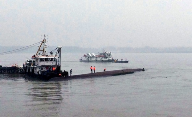 32 души са в неизвестност след сблъсък на петролен танкер