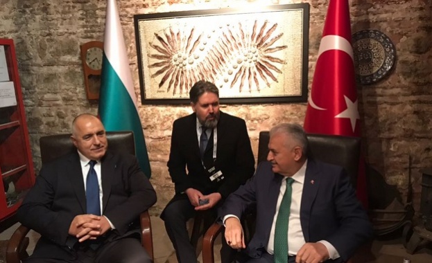 С пожелания новата година да е мирна и да има