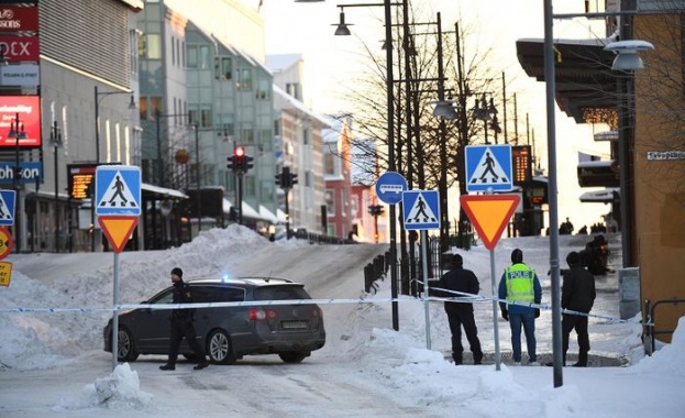 Полицията в североизточния шведски град Люлео евакуира търговски център заради