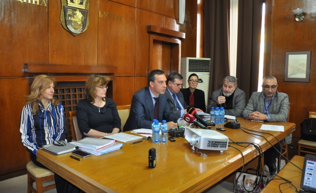 Кметът на Бургас Димитър Николов и заместниците му представиха пред