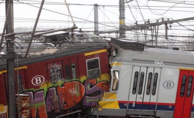 Двеста човека бяха ранени при сблъсък на два влака в