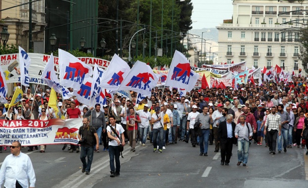 Демонстранти, свързани с гръцки комунистически профсъюз, щурмуваха министерството на труда