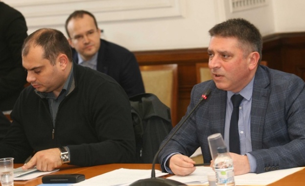 С гласа 10 за 7 гласа против и нито един