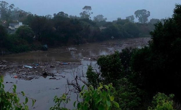 Най малко 13 души са загинали в свлачища отнесли къщи в