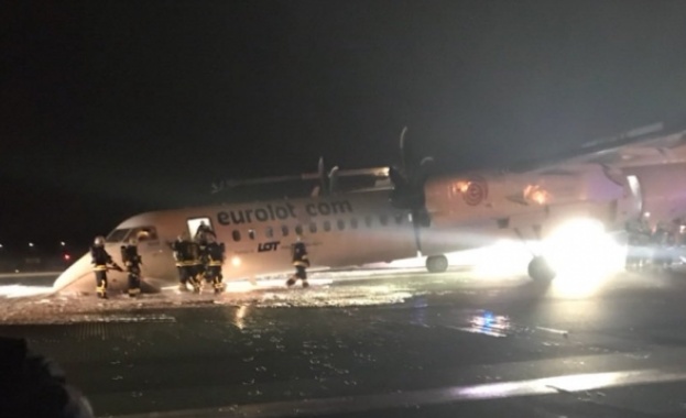 Аварийно кацане за радост завърши без пострадали в Полша Самолет