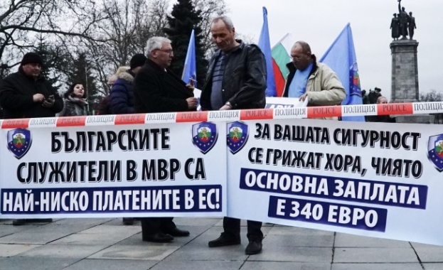 На фона на официалните събития около европредседателството полицаите излязоха на