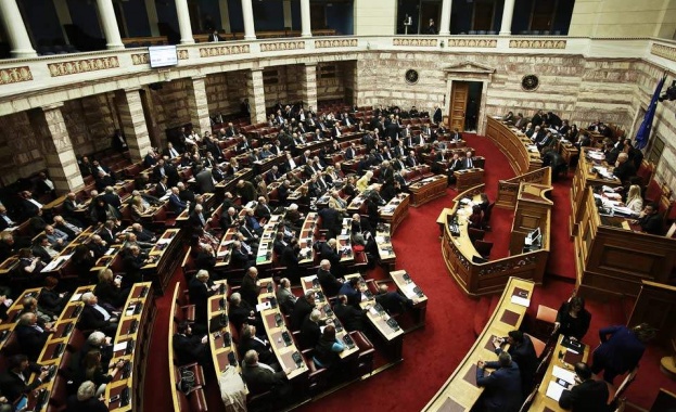 В обстановка на стачки и протести гръцкият парламент одобри нови