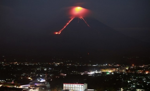 Яркочервена лава се стича от вулкана Майон на Филипините Властите