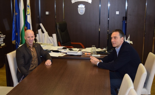 Световноизвестният цирков артист и еквилибрист Енчо Керязов гостува днес на