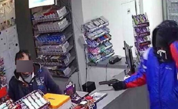 Въоръжен грабеж е извършен около 02 00 часа тази нощ на