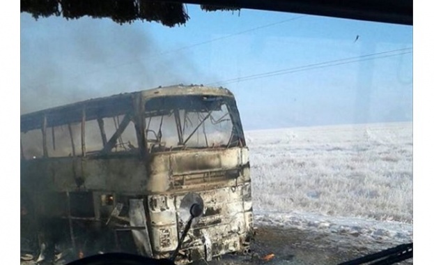Най малко 52 ма души загинаха след като рейс се запали в