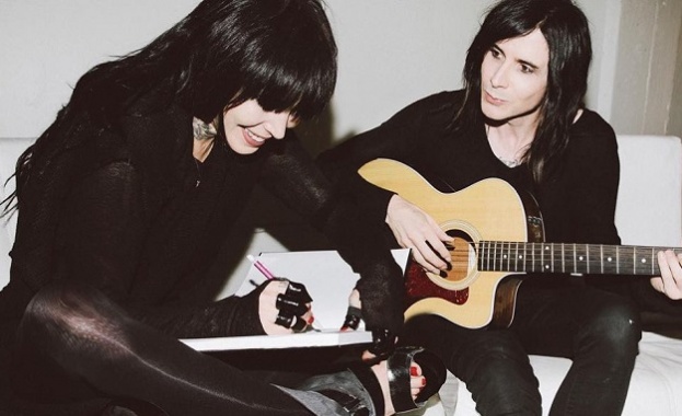 Кинематичният албум представя татуистката Kat Von D серия от еротични