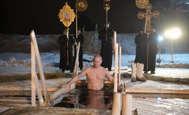 Множество руснаци включително президентът Владимир Путин се окъпаха тази нощ