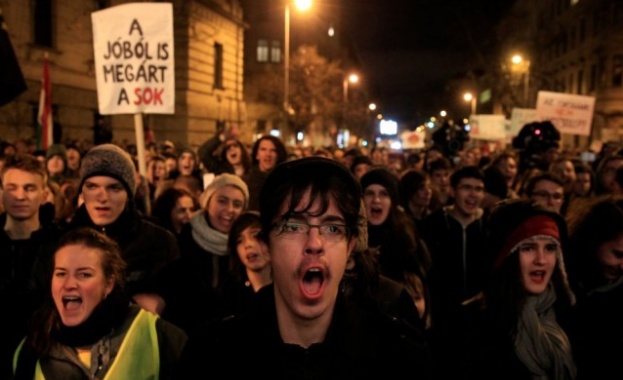 Хиляди ученици и студенти протестираха днес пред парламента в Будапеща