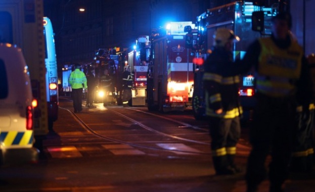 Най малко двама души загинаха а десетки са ранени при пожар