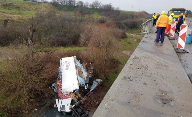 Тир е излетял от пътя и е паднал от мост