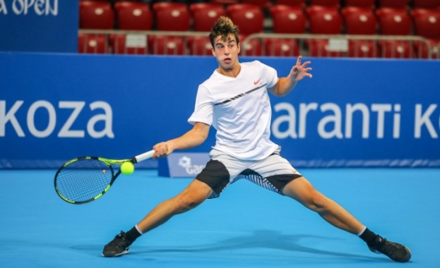 Младата ни надежда в тениса Андриан Андреев преодоля първия