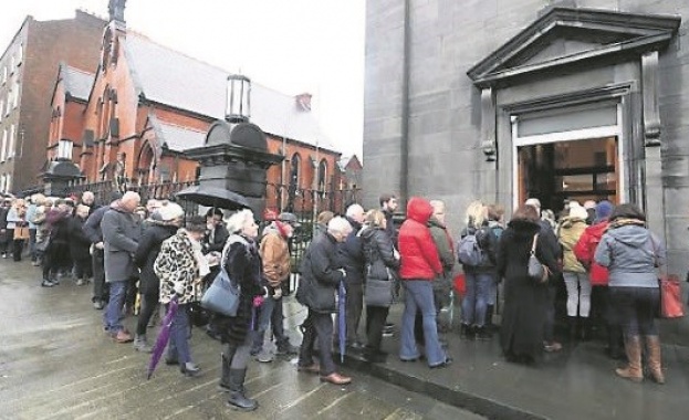 Хиляди хора се стекоха в ирландския град Лимерик за да