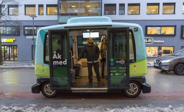 Първият градски автобус без шофьор се включи тази седмица в