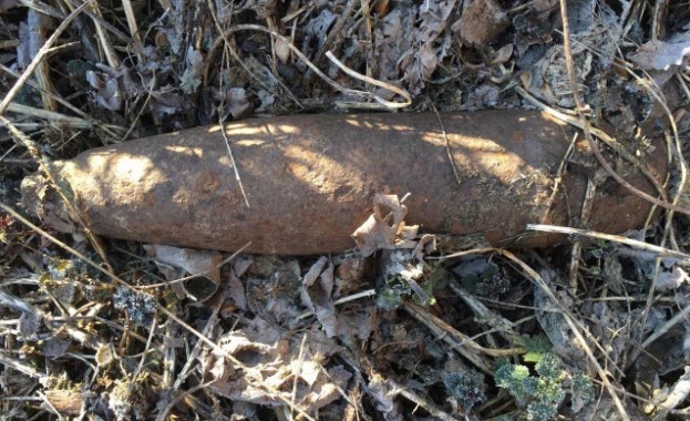 Военни от Военноморските сили обезвредиха стар артилерийски снаряд в село