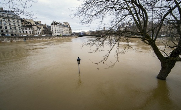 Нивото на река Сена в Париж продължава опасно да се
