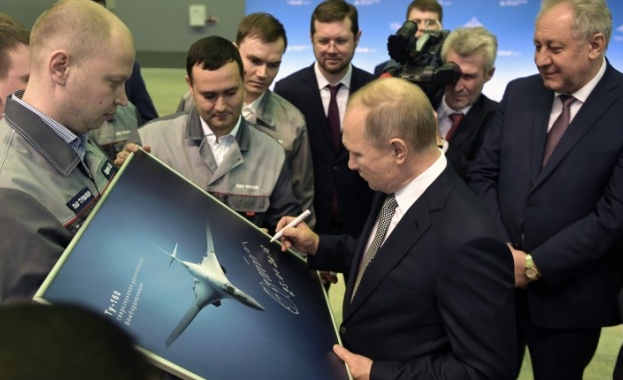 Руският президент Владимир Путин похвали новия свръхзвуков стратегически бомбардировач на