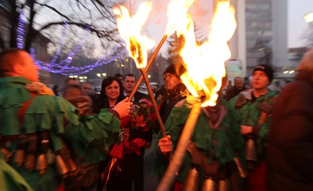 Нека злото ви забрави На всички българи здраве и