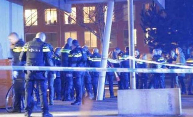 Стрелба в центъра на Амстердам снощи предадоха от радио телевизионна компания
