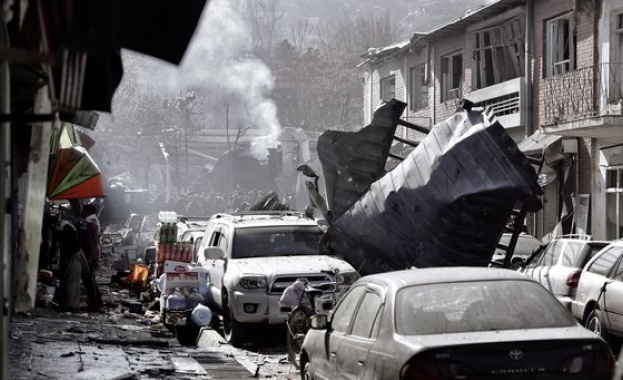 Най малко 95 души загинаха а поне 158 са ранени след