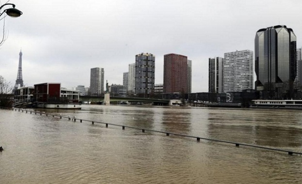 Река Сена преля в Париж пикът в нивото беше достигнат