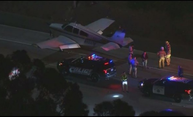Самолет кацна аварийно на магистрала в близост до Лос Анджелис