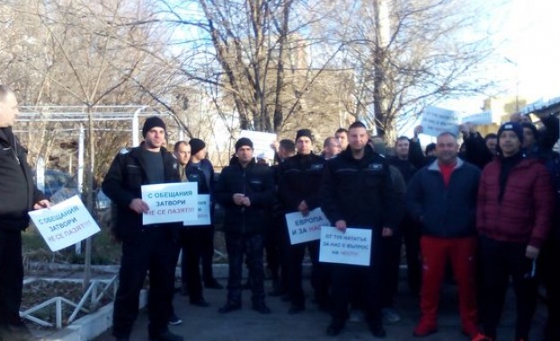 В деня на професионалния си празник днес работещите в затворите