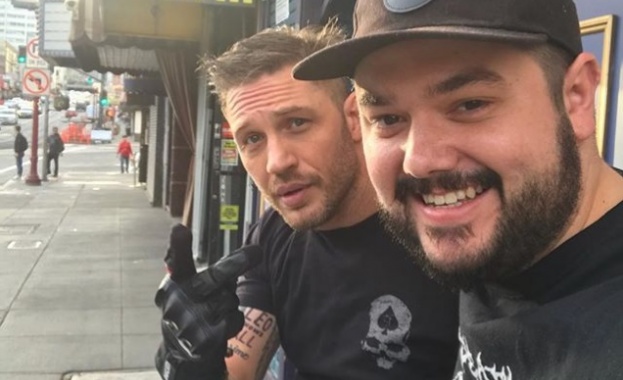 Татуировка с надпис Лео знае всичко грейна на десния бицепс