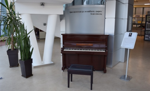 Старинно пиано на популярна британска марка стана част от интериора