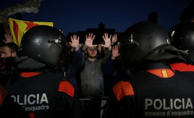 Протести и сблъсъци в Барселона след като каталунският парламент отложи