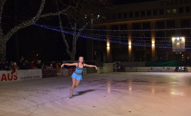 Три чифта кънки за лед безплатни уроци по фигурно пързаляне